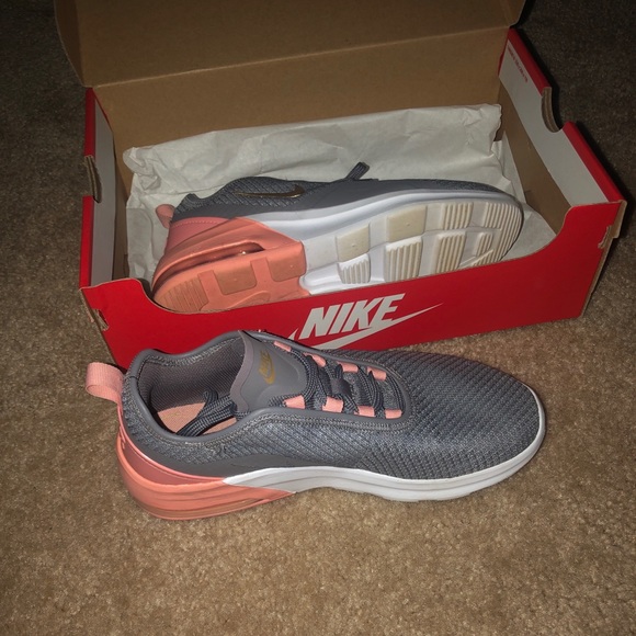 Nike Shoes - Women’s Nike Air Max Motion 2